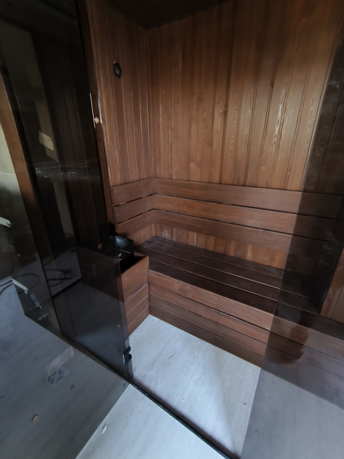 Tamna sauna sa punim staklenim frontom