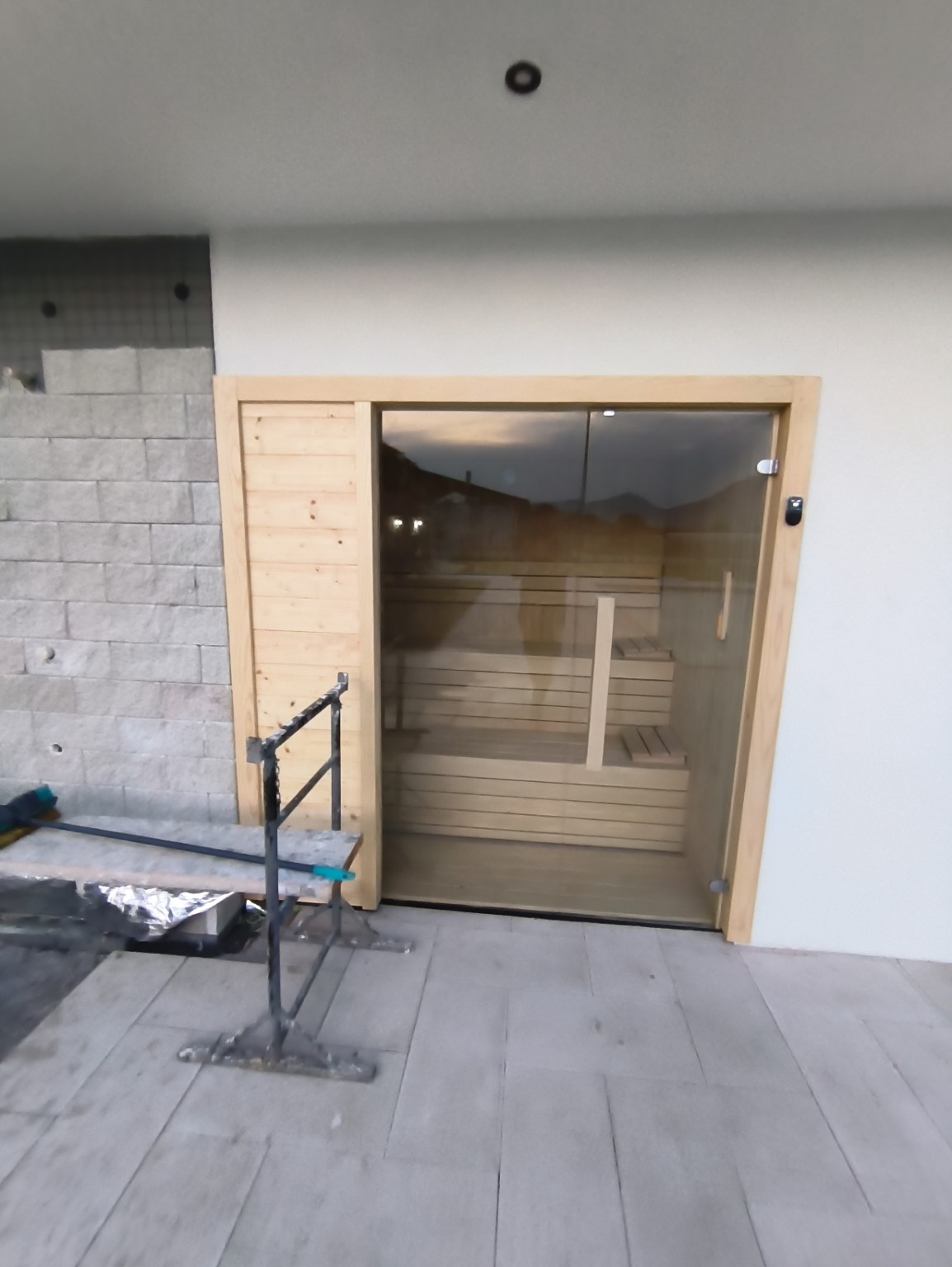 Spoljna sauna sa staklom