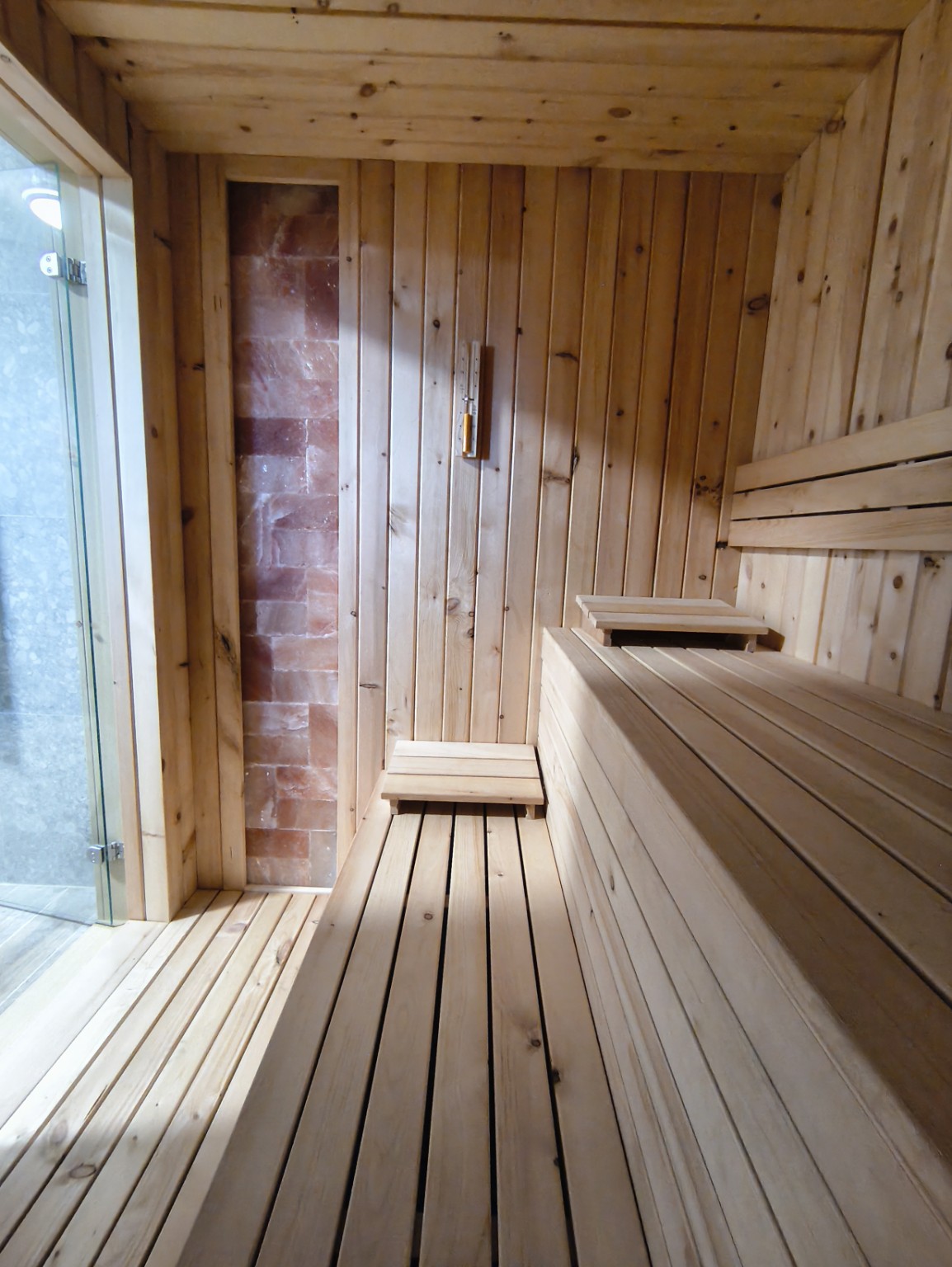 Svetla spoljna sauna pod terasom